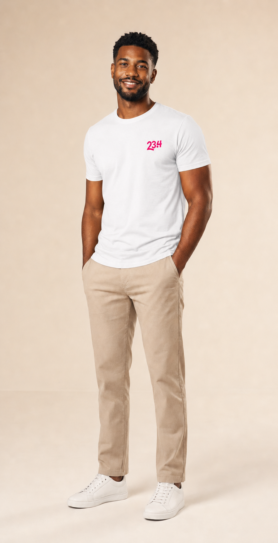 Modelo ZOE usando a camiseta branca Salmos 23:4