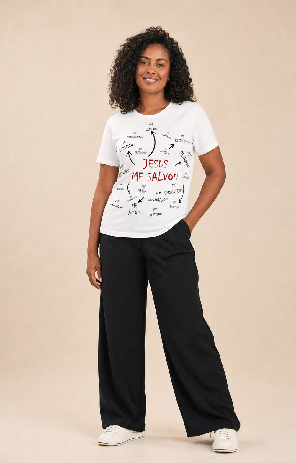 Modelo ZOE usando a camiseta branca Jesus me salvou