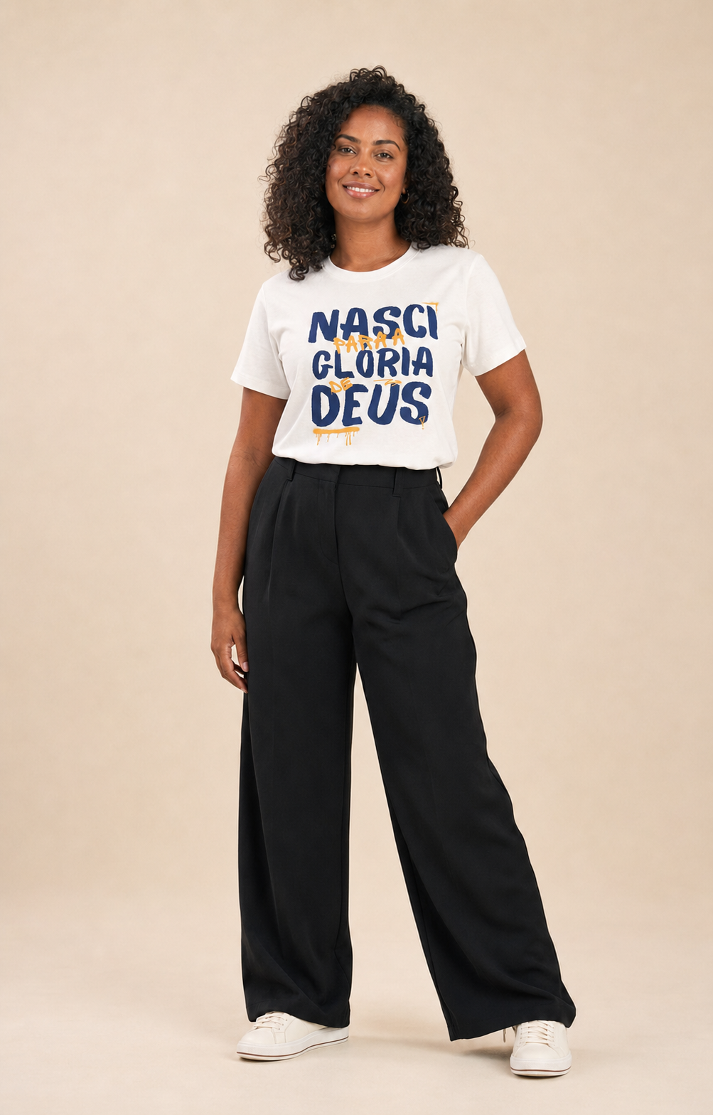 Modelo ZOE usando a camiseta branca Nasci para a glória de Deus